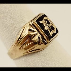 Beautiful Vintage 10K Gold and Black Onyx Signet Ring